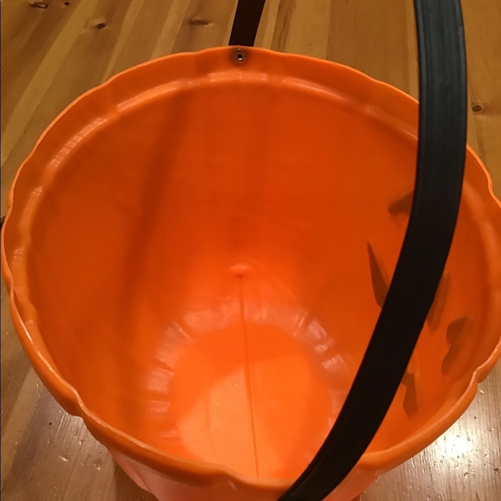 VINTAGE PUMPKIN PAIL RIVETED HANDLE BLOW MOLD BONUS VAMPIRE MONSTER PAIL - Picture 7 of 12